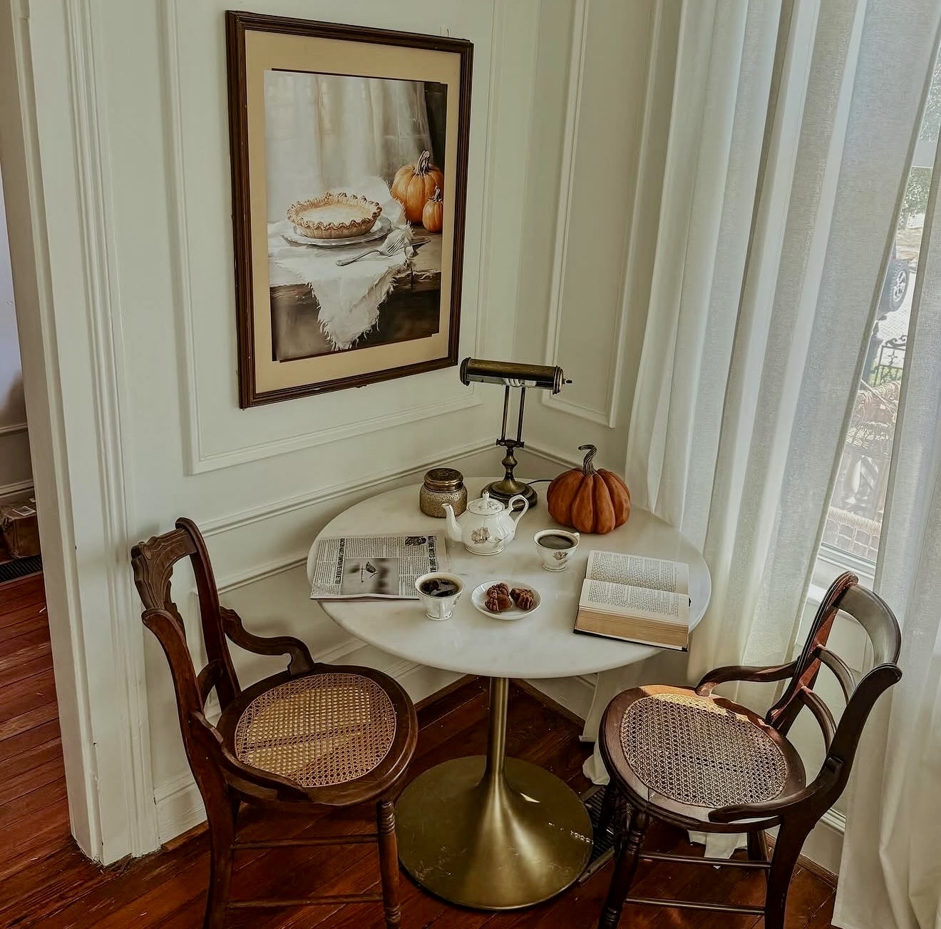 Charming Autumn Reading Nook With Vintage Touches