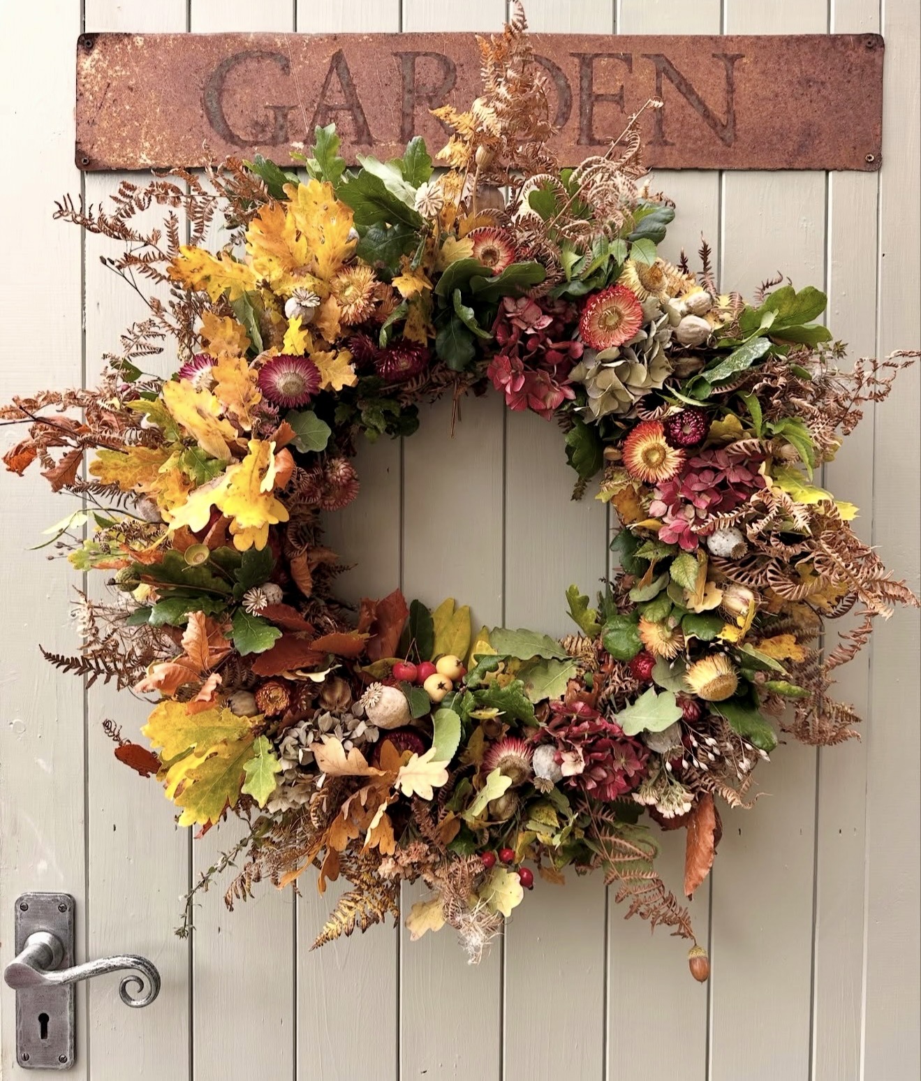Charming DIY Autumn Wreath With Natural Elements