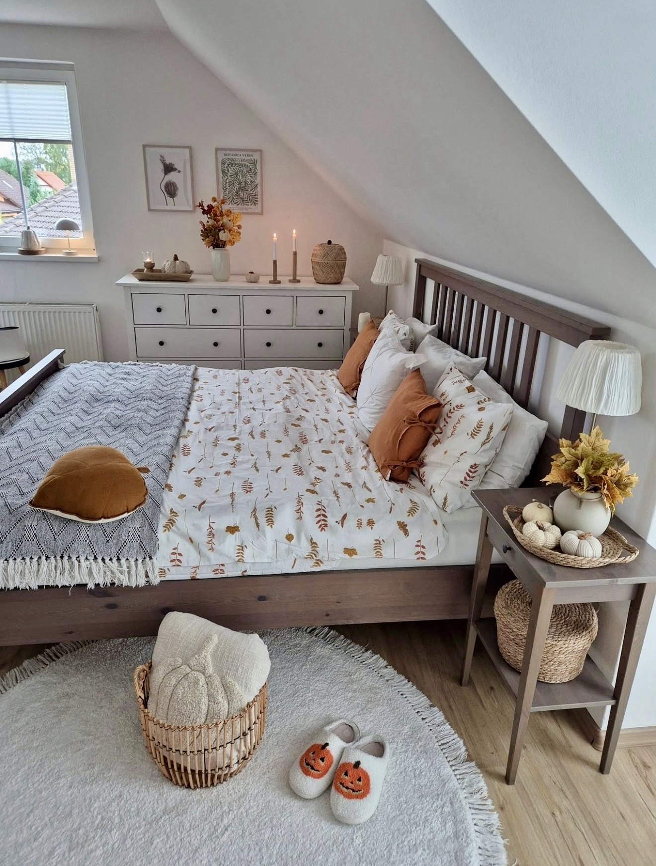 Cozy Autumn Leaf Bedding Sanctuary