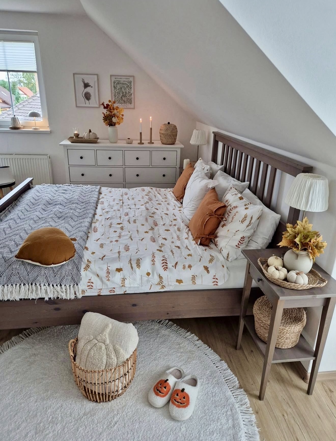 Cozy Autumn Leaf Bedding with Warm Accents