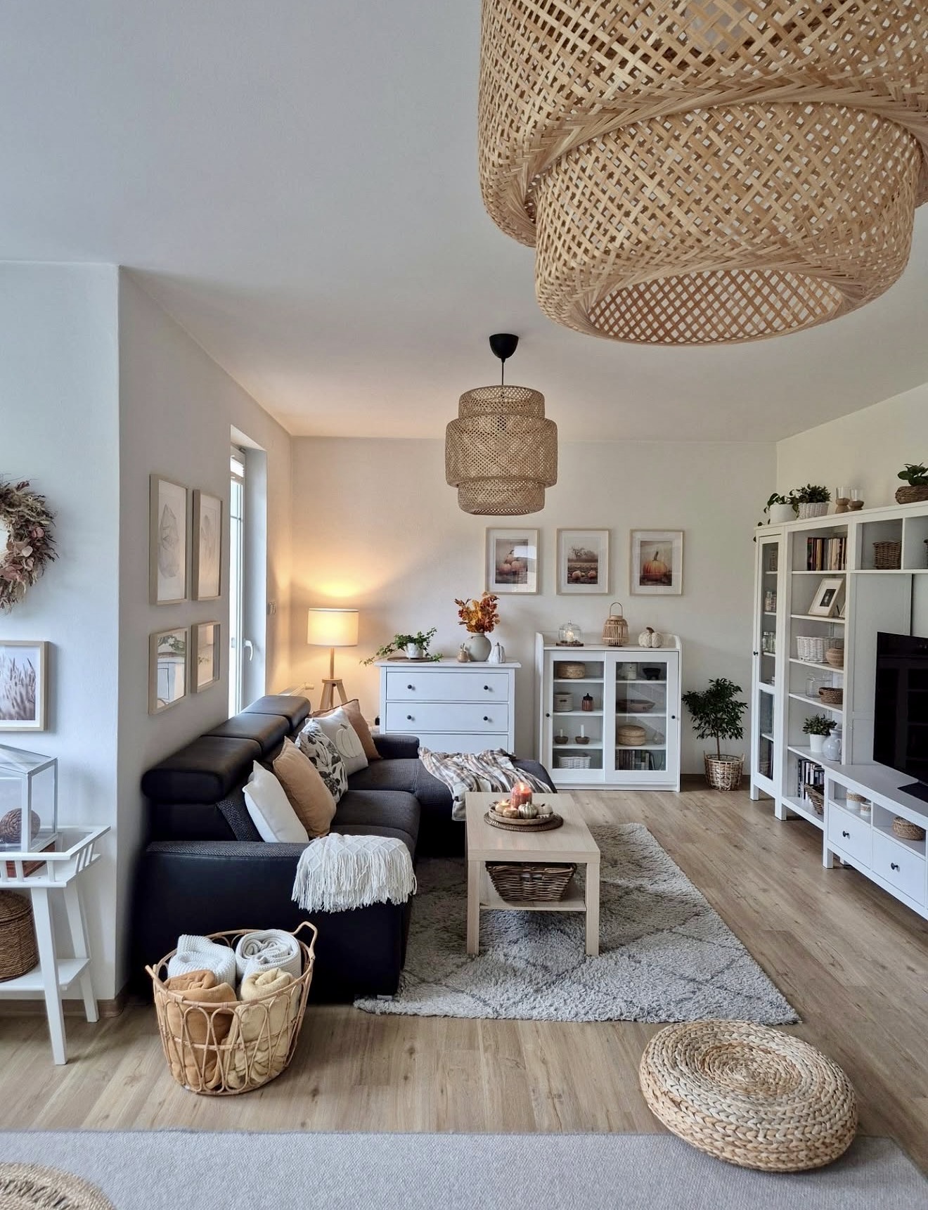 Cozy Autumn Living Room With Woven Accents