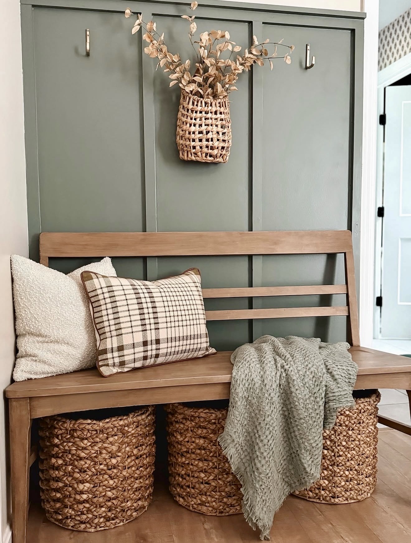 Cozy Fall Entryway Bench With Woven Baskets