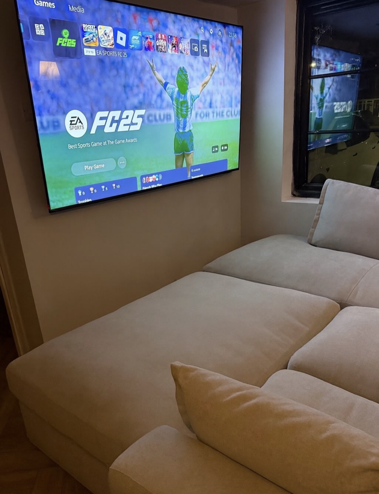 Cozy Minimalist Small Screen Gaming Corner