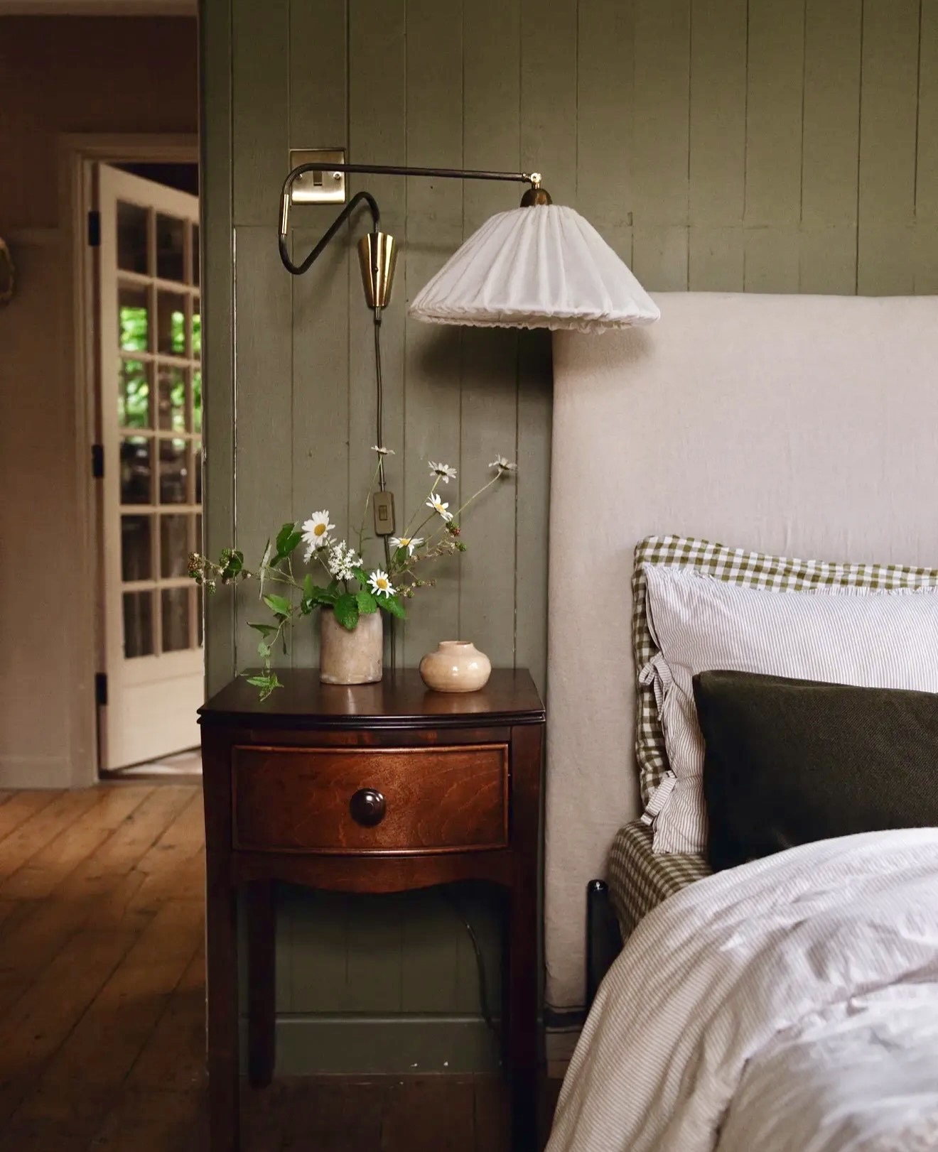 Earthy Tones Cozy Bedroom with Natural Elements