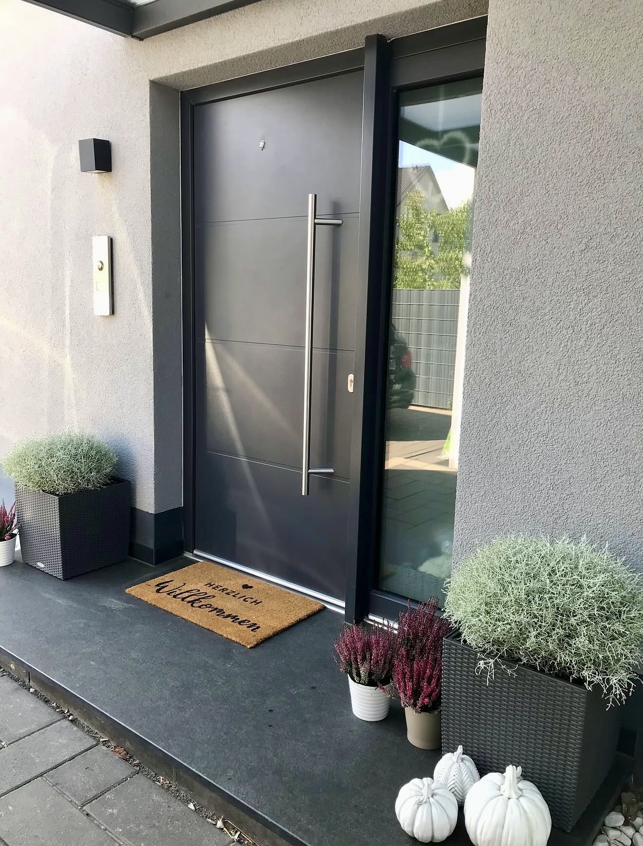 Modern Fall Entrance With Welcoming Doormat
